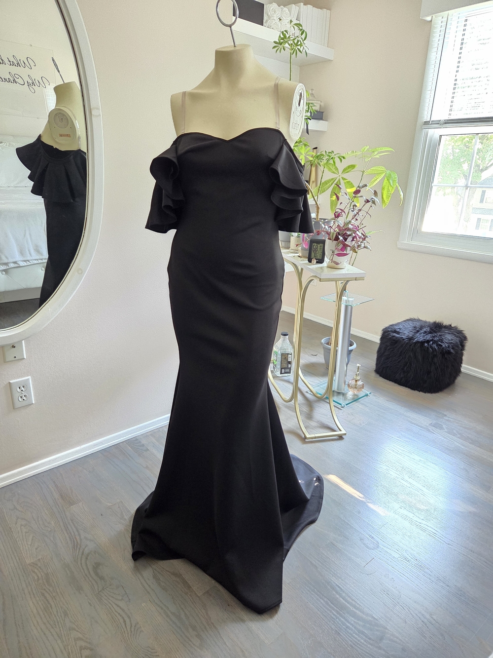 Elegant Black Off-Shoulder Ruffle Sleeve Mermaid Gown